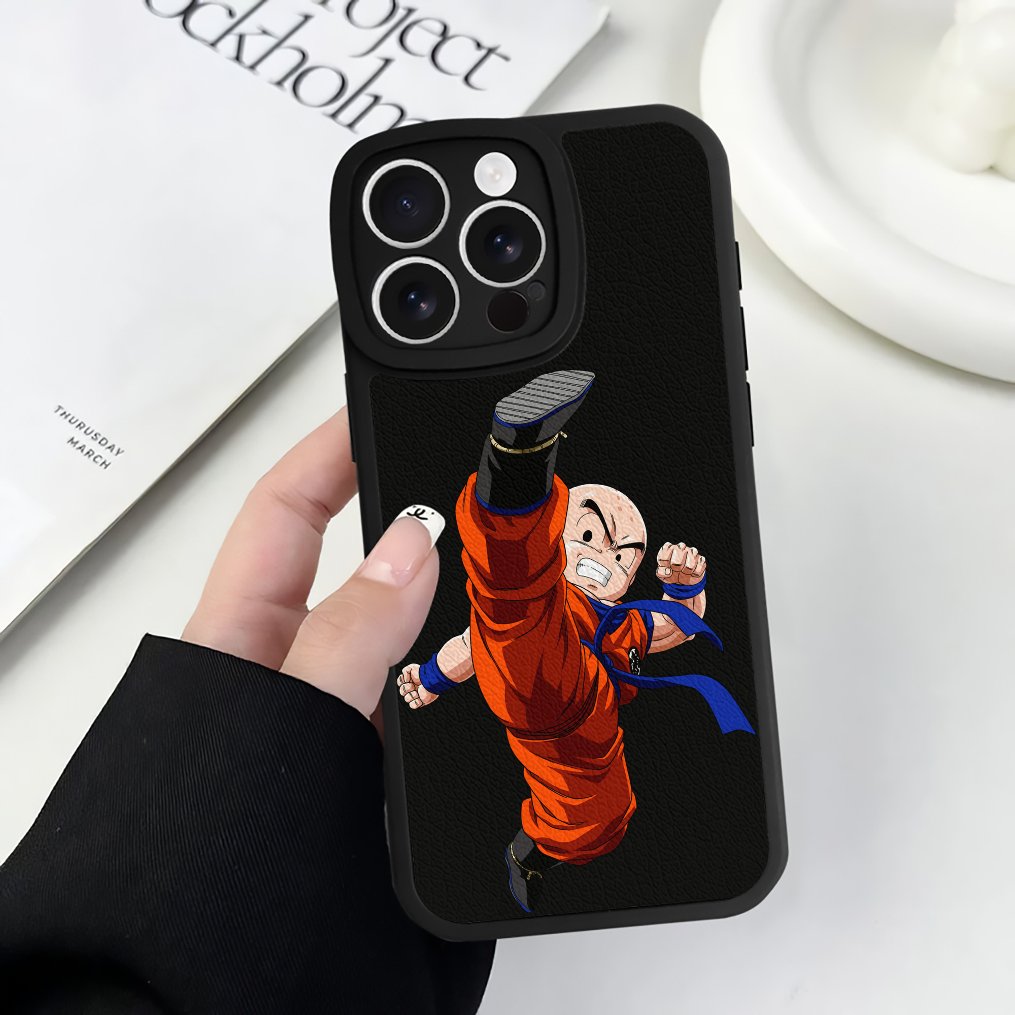 （画像用） ドラゴンボール クリリン DRAGON BALL krillin 【iPhone 16シリーズ対応】シリコンスマホケース（レザー調） 材質：シリコン